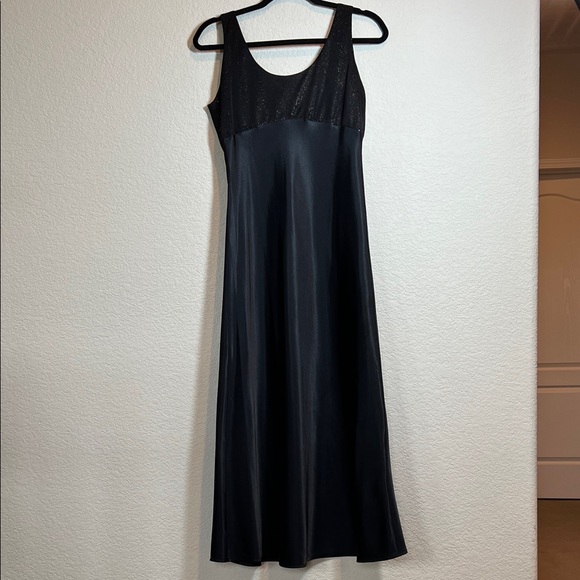 Elegant Black Formal Dress with Lace-up Back - Picture 3 of 9